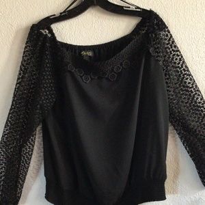 🌚Thalia Sodi women’s NWT black blouse w/black lace sleeves